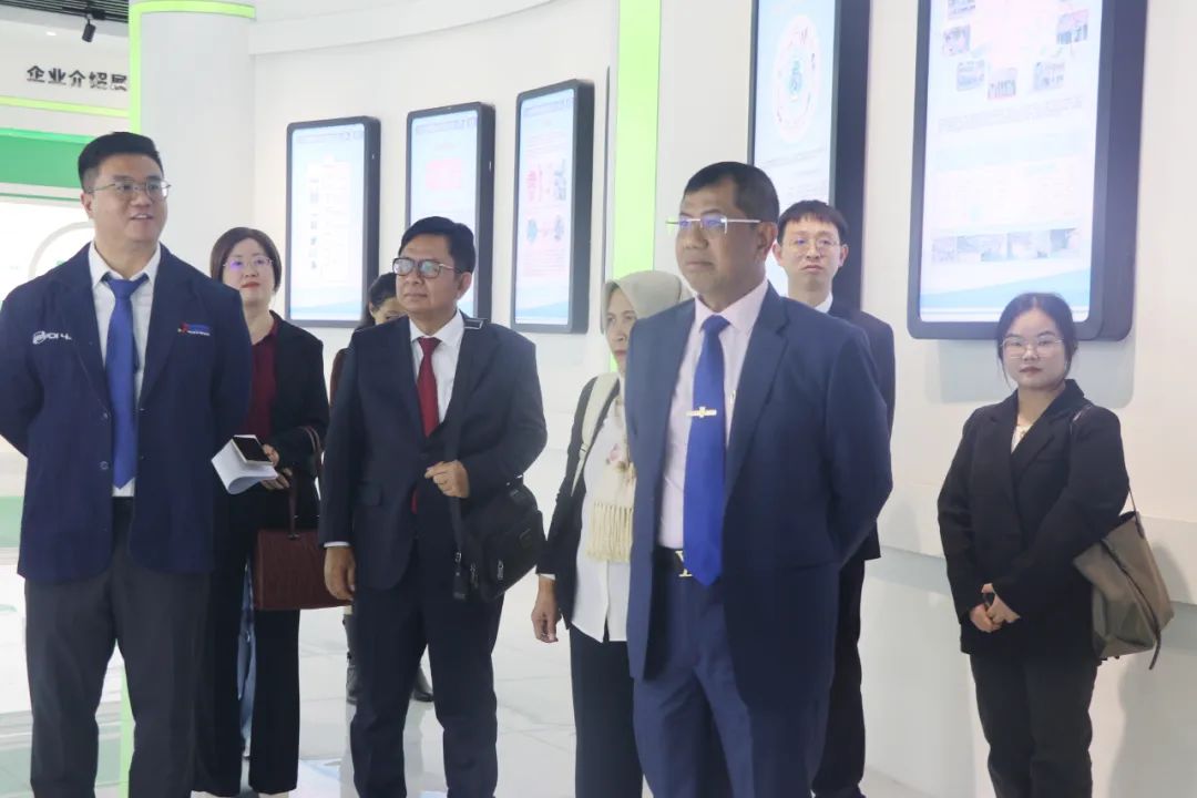 20231208-3-印尼工业部、莫罗瓦利金属工业理工学院、佛山职业手艺学院莅临南宫NG28循环交流会见.jpg